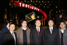 國家質檢總局副局長支樹平（右三）在中央電視臺演播大廳2010年&ldquo;3.15晚會&rdquo;直播現(xiàn)場與中國質量檢驗協(xié)會會員工作部主任楊曉東（右二）、防偽中心主任王成村（右一）、會員工作部副主任劉輝（左二）、會員工作部副主任王劍（左一）等協(xié)會工作人員代表合影留念