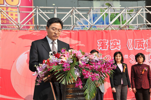 國家質(zhì)檢總局辦公廳副主任、中國質(zhì)量檢驗協(xié)會副理事長劉洪生在活動現(xiàn)場發(fā)布2012年皮鞋、衛(wèi)生巾兩類消費品產(chǎn)品質(zhì)量國家監(jiān)督抽查結(jié)果和2011年汽車產(chǎn)品缺陷信息投訴基本情況。