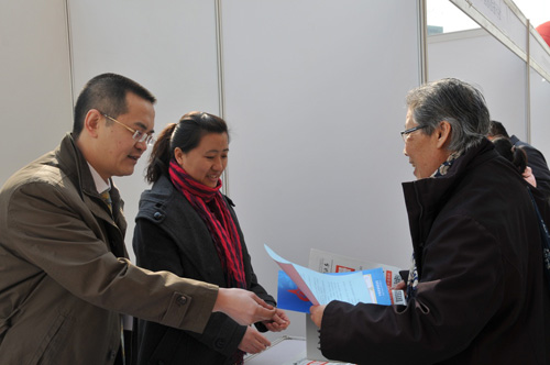 中國質(zhì)量檢驗協(xié)會企業(yè)工作部副主任王秀果在2012年3.15咨詢活動現(xiàn)場向消費者介紹中國質(zhì)量檢驗協(xié)會編印的宣傳資料。